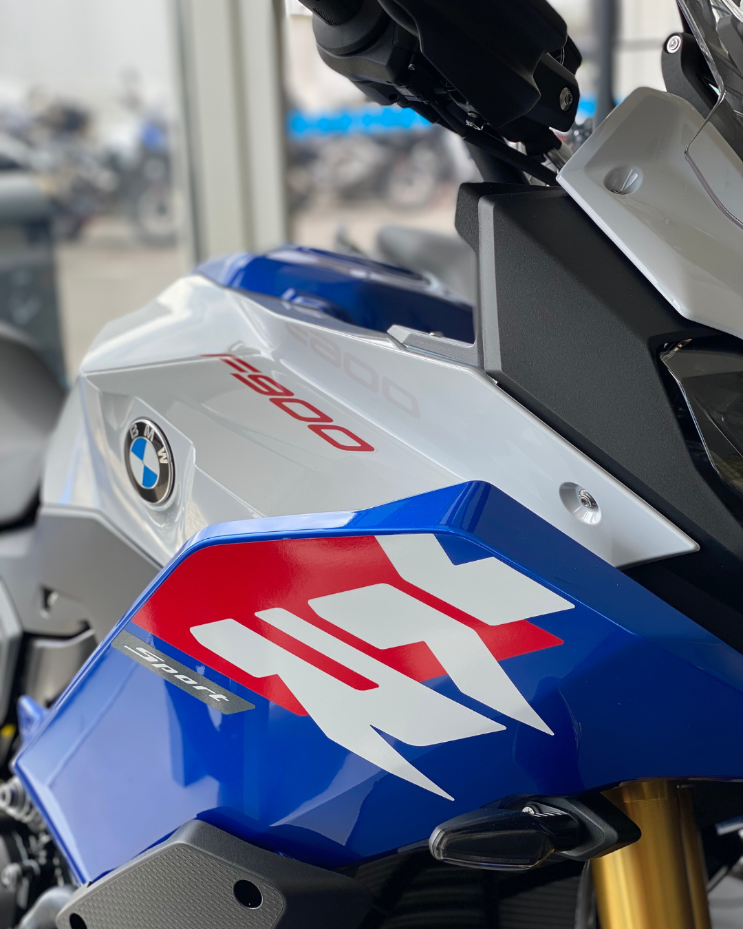 BMW F 900 XR.