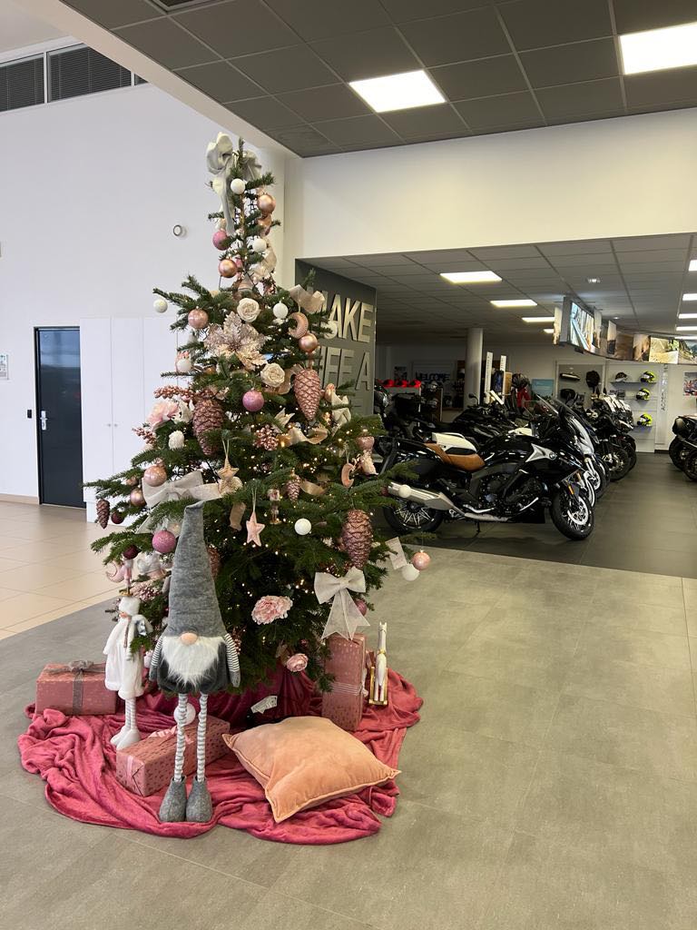 La magie de Noël s'installe en concession.BMW Motorrad Dupont Montargis