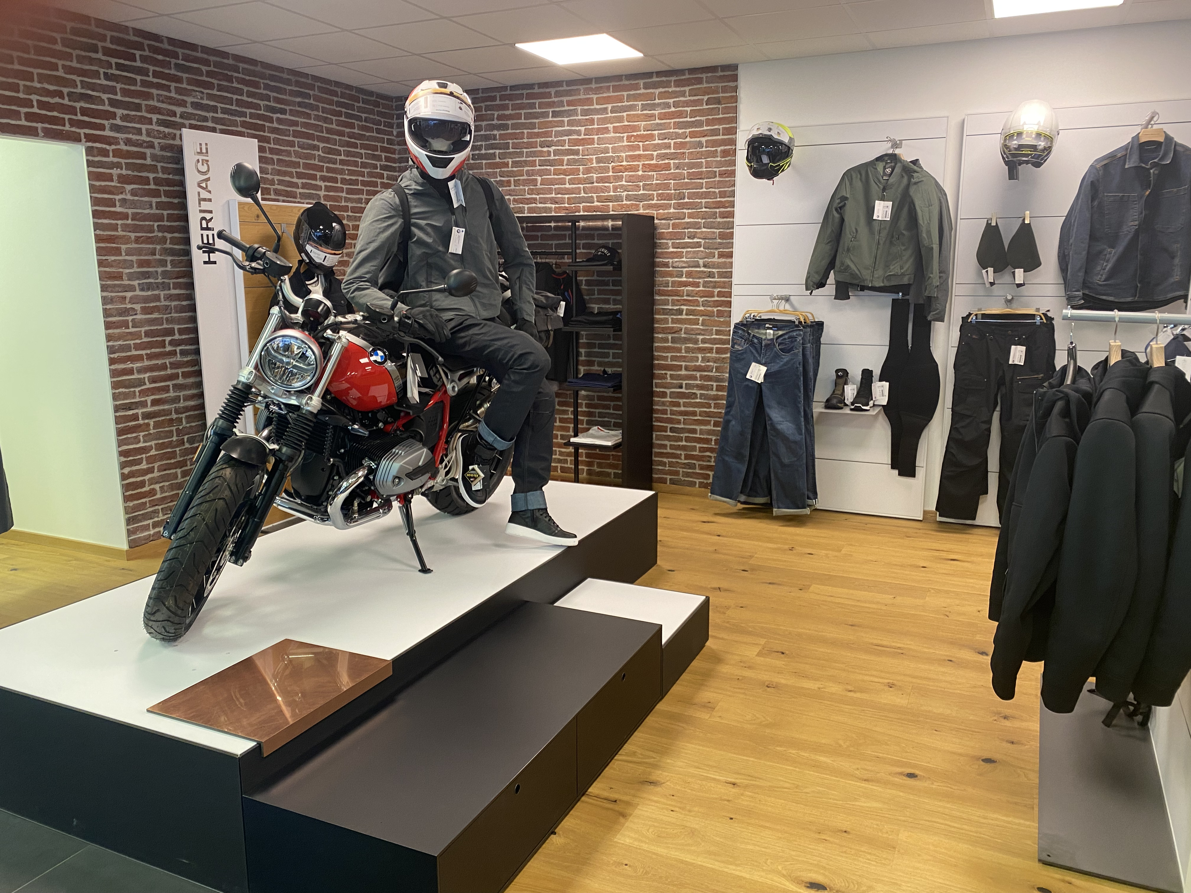 La nouvelle collection Équipement du Pilote BMW Motorrad est arrivée en concession ! Venez vite la découvrir en showroom 😊   #bmwmotorrad #dupontmontargis #makelifearide #equipement #lifestyle #2023