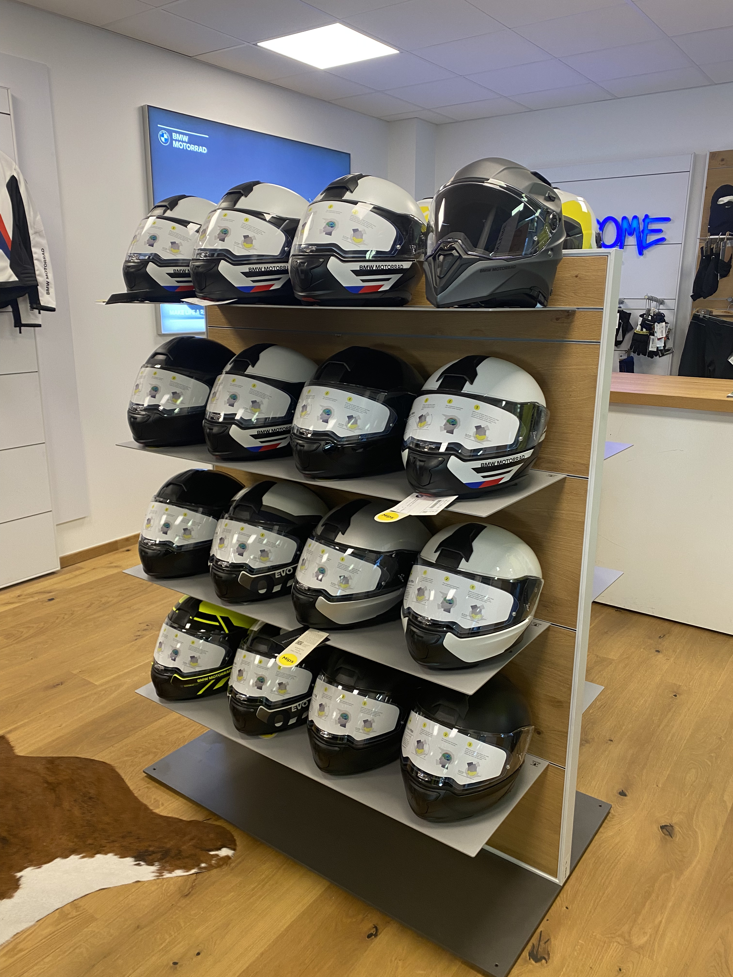 La nouvelle collection Équipement du Pilote BMW Motorrad est arrivée en concession ! Venez vite la découvrir en showroom 😊   #bmwmotorrad #dupontmontargis #makelifearide #equipement #lifestyle #2023