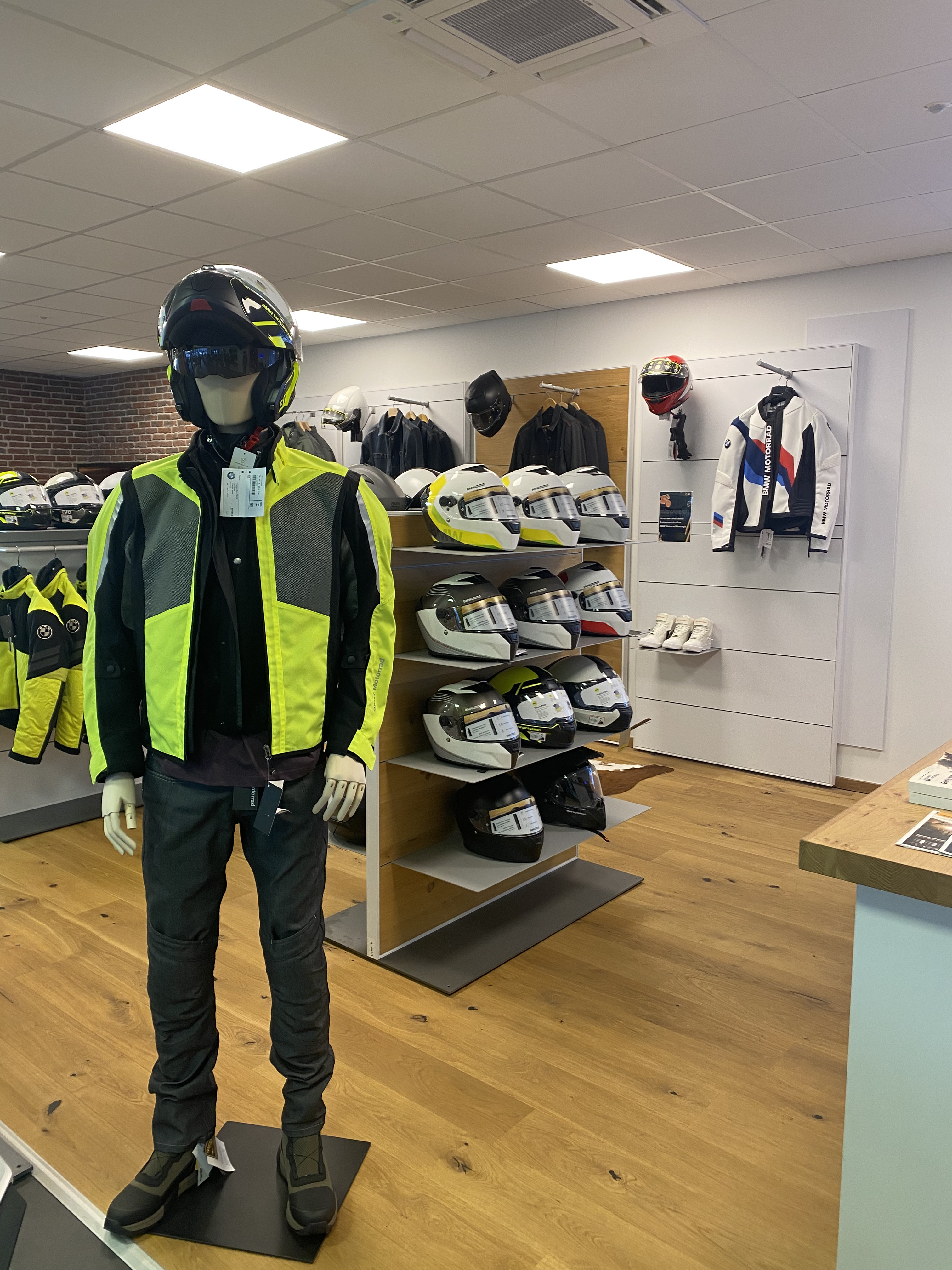 La nouvelle collection Équipement du Pilote BMW Motorrad est arrivée en concession ! Venez vite la découvrir en showroom 😊   #bmwmotorrad #dupontmontargis #makelifearide #equipement #lifestyle #2023