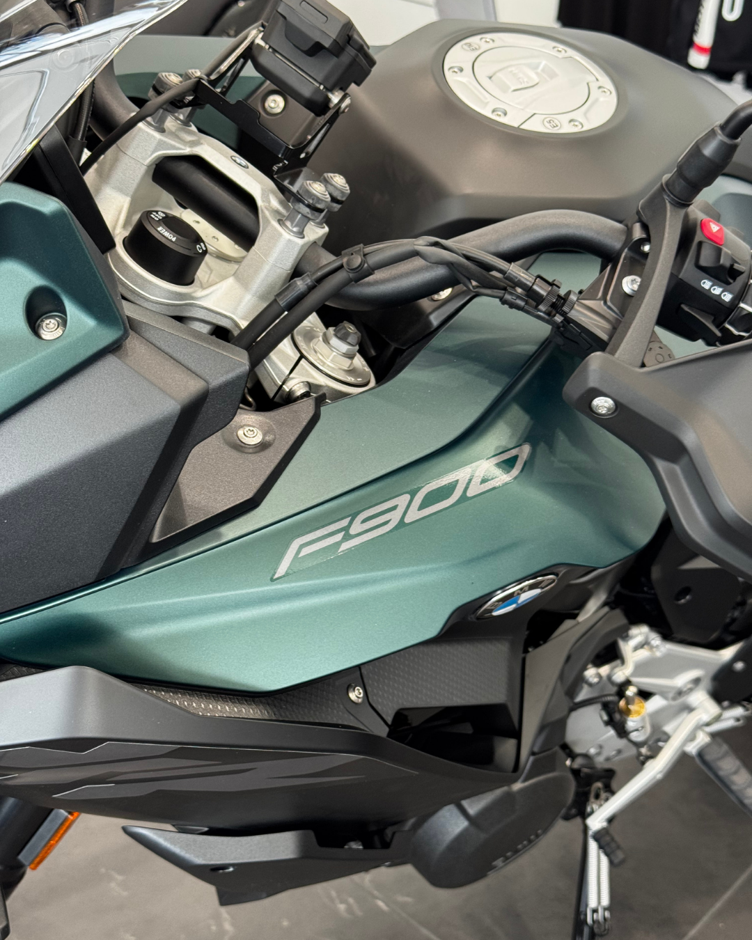 BMW F 900 XR.