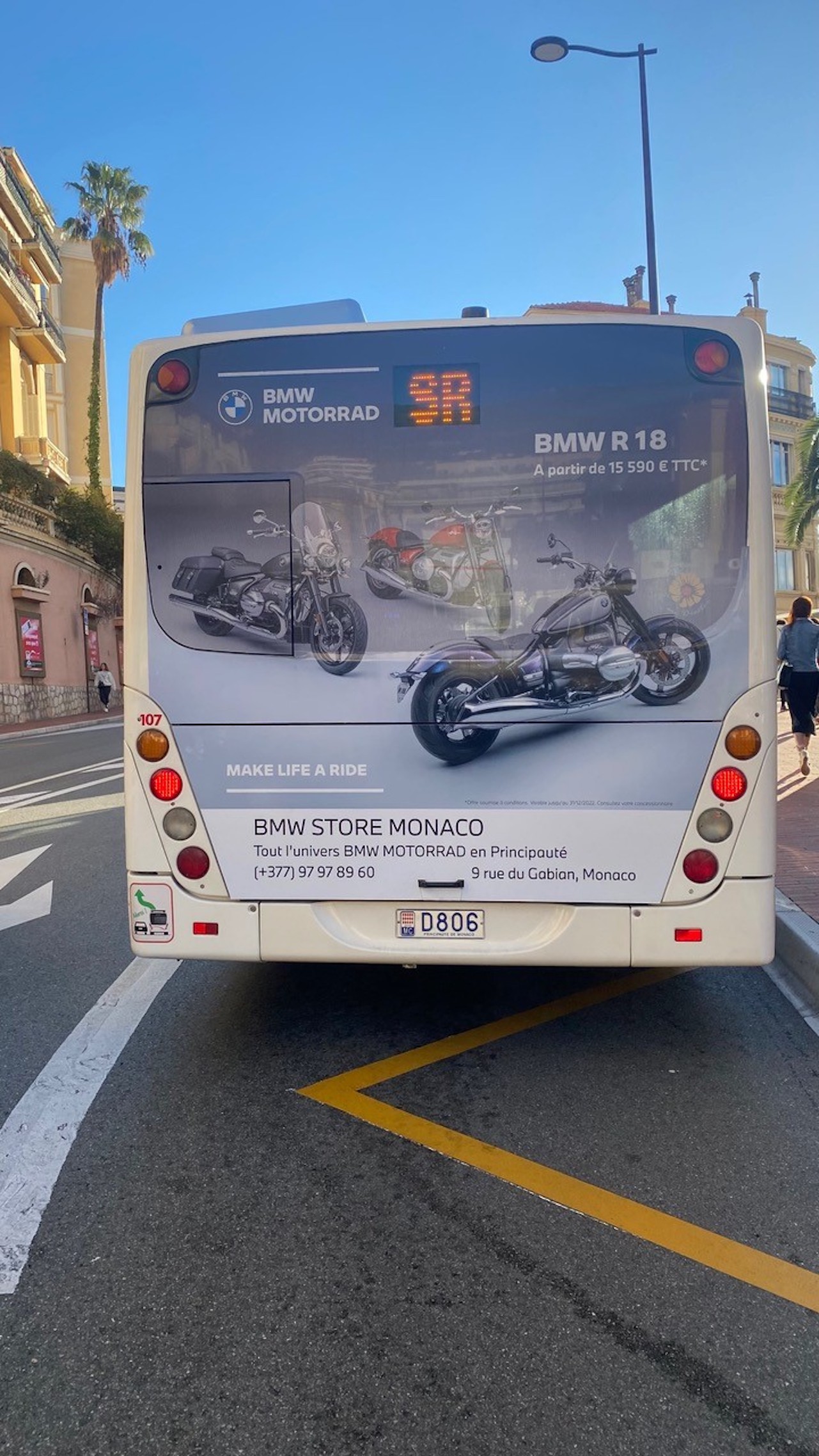 La BMW R18 s'affiche dans Monaco.