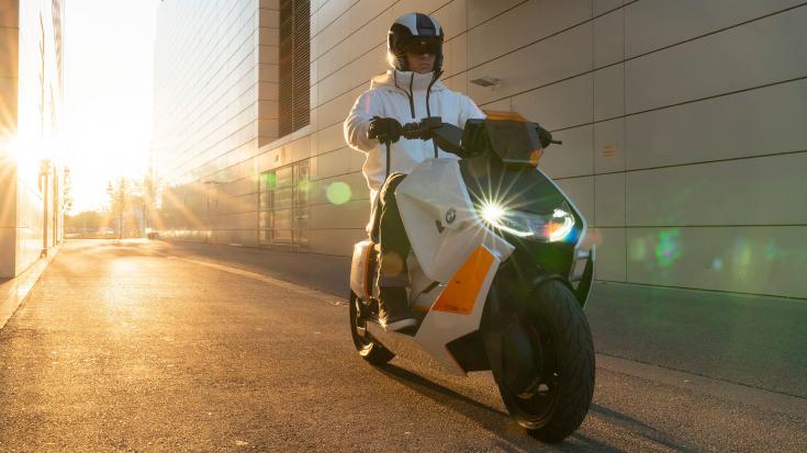 Découvrez le Concept BMW Motorrad Definition CE 04