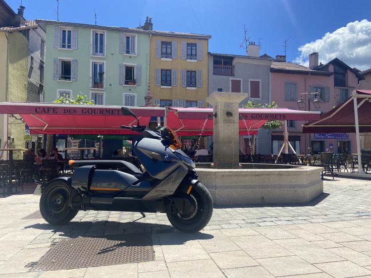 La ville est à vous avec le nouveau BMW CE 04.