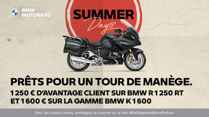 PRÊTS POUR UN TOUR DE MANÈGE.