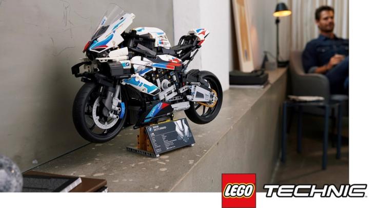 Née sur le circuit, construite chez vous. Venez découvrir la lettre la plus rapide du monde à l’échelle 1 :5 en 1920 pièces Lego Technic avec la nouvelle Lego Technique M 1000 RR ! Disponible en concession