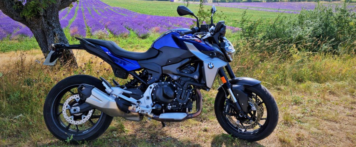 Une BMW, un lieu.